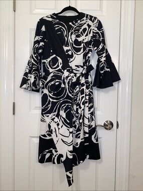 Legally Red Black & White Printed Wrap Dress with Bell Sleeves size 6